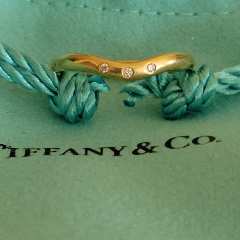 Elegant Gold Ring with Diamonds - Picture 3 of 6